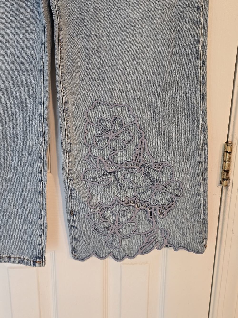 NWOT Pilcro Blue Embroidered Flower Jeans - 32 - Picture 3 of 7